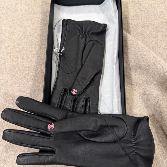 CHANEL Black Lambskin Gloves with Pink Detail - Picture 9 of 10